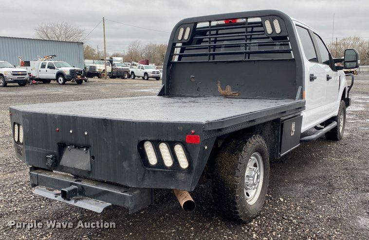 image for item KB9584 2017 Ford F250 Super Duty XL  Crew Cab flatbed pickup truck