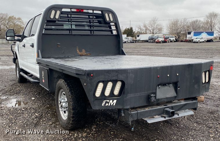 image for item KB9584 2017 Ford F250 Super Duty XL  Crew Cab flatbed pickup truck