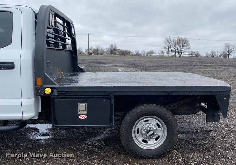 image for item KB9584 2017 Ford F250 Super Duty XL  Crew Cab flatbed pickup truck