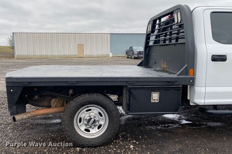 image for item KB9584 2017 Ford F250 Super Duty XL  Crew Cab flatbed pickup truck