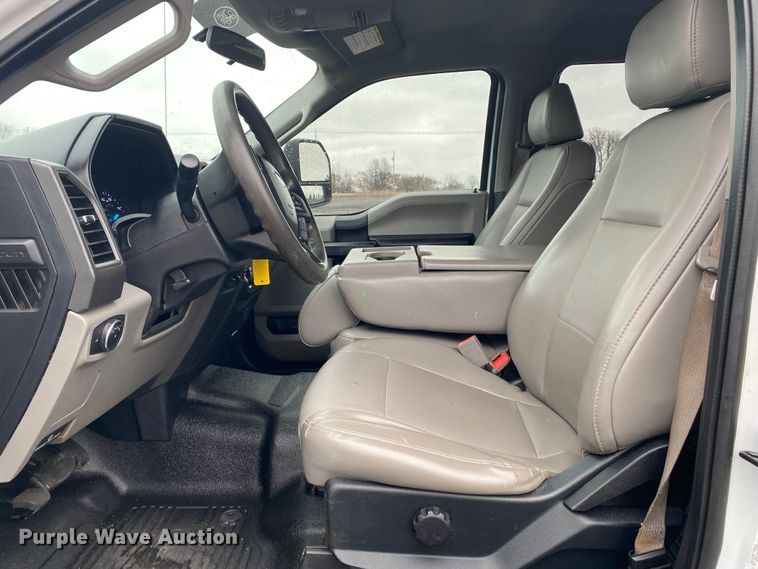 image for item KB9584 2017 Ford F250 Super Duty XL  Crew Cab flatbed pickup truck