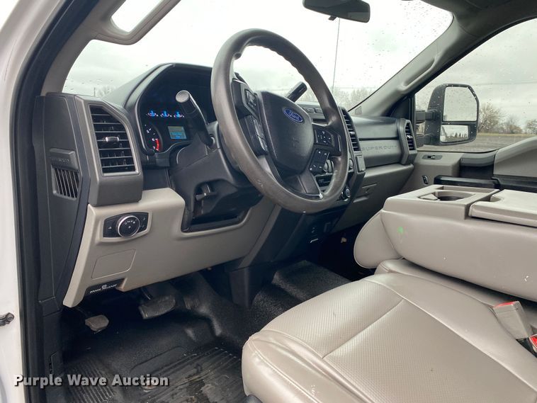 image for item KB9584 2017 Ford F250 Super Duty XL  Crew Cab flatbed pickup truck