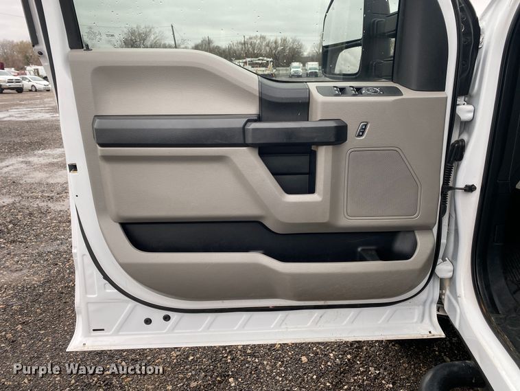 image for item KB9584 2017 Ford F250 Super Duty XL  Crew Cab flatbed pickup truck