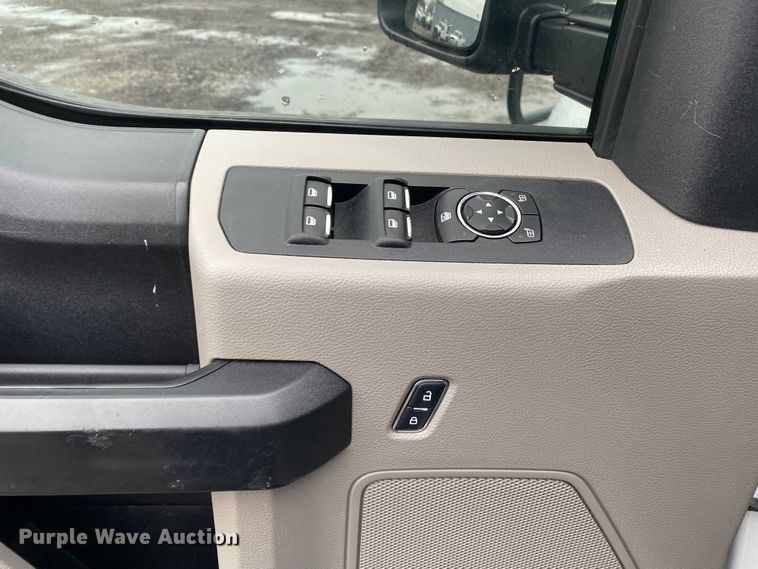 image for item KB9584 2017 Ford F250 Super Duty XL  Crew Cab flatbed pickup truck