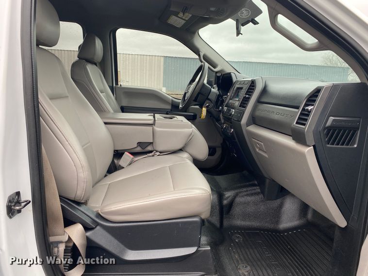 image for item KB9584 2017 Ford F250 Super Duty XL  Crew Cab flatbed pickup truck