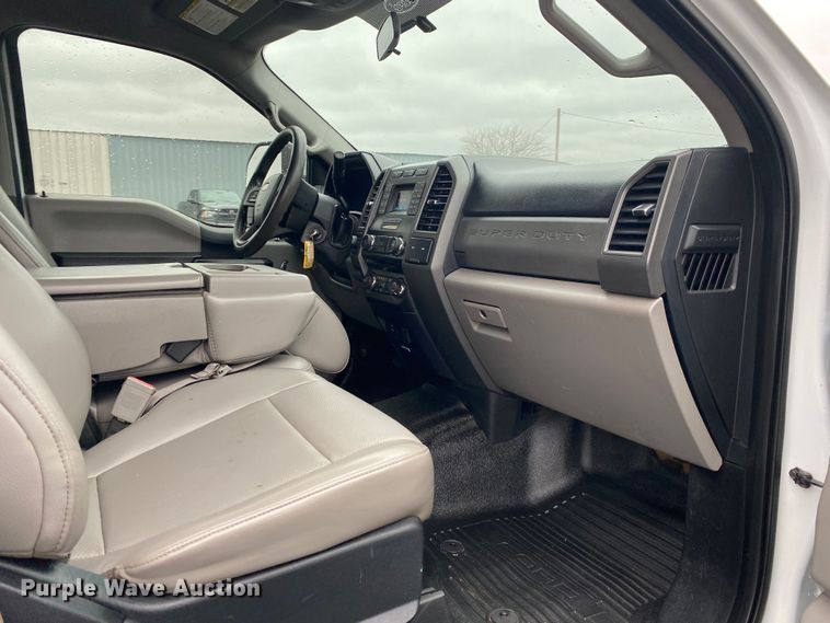 image for item KB9584 2017 Ford F250 Super Duty XL  Crew Cab flatbed pickup truck