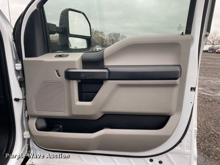 image for item KB9584 2017 Ford F250 Super Duty XL  Crew Cab flatbed pickup truck