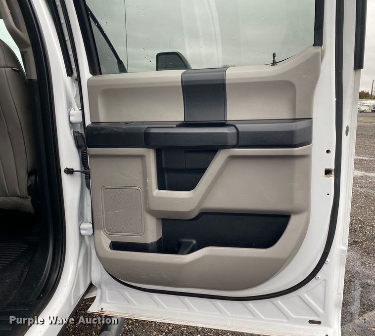 image for item KB9584 2017 Ford F250 Super Duty XL  Crew Cab flatbed pickup truck