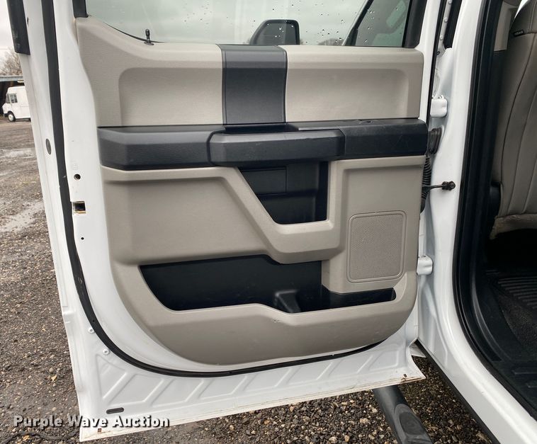 image for item KB9584 2017 Ford F250 Super Duty XL  Crew Cab flatbed pickup truck