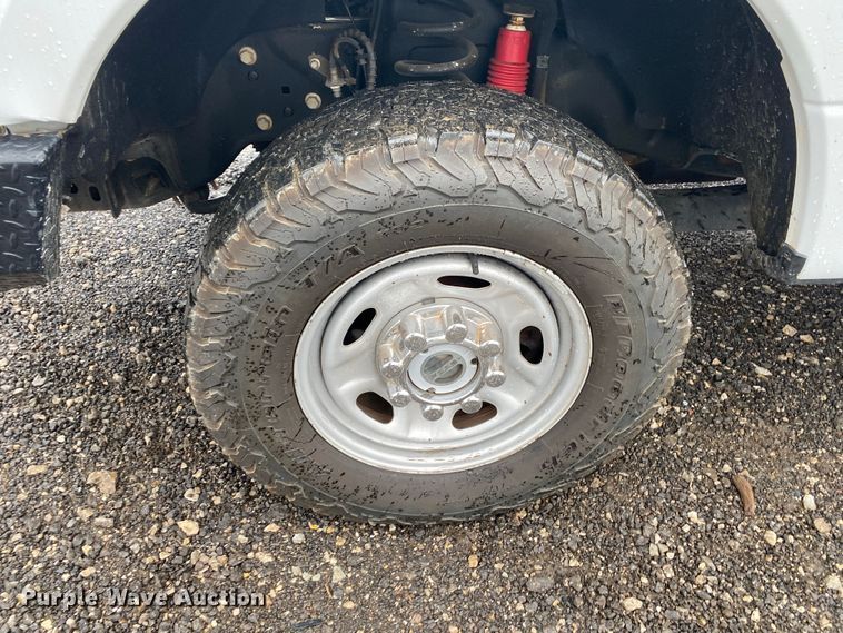 image for item KB9584 2017 Ford F250 Super Duty XL  Crew Cab flatbed pickup truck