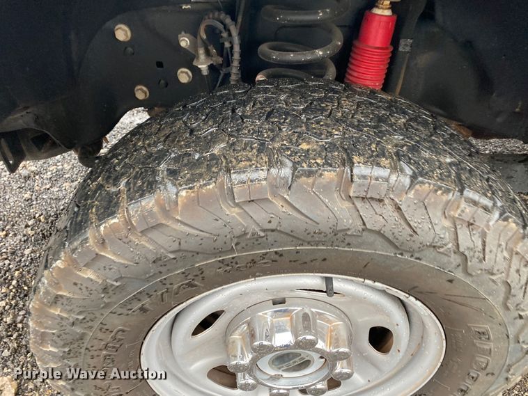 image for item KB9584 2017 Ford F250 Super Duty XL  Crew Cab flatbed pickup truck