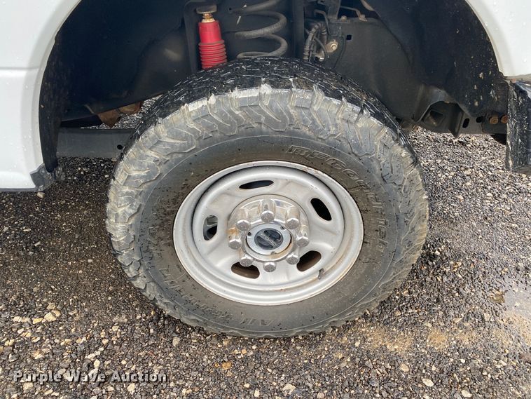 image for item KB9584 2017 Ford F250 Super Duty XL  Crew Cab flatbed pickup truck