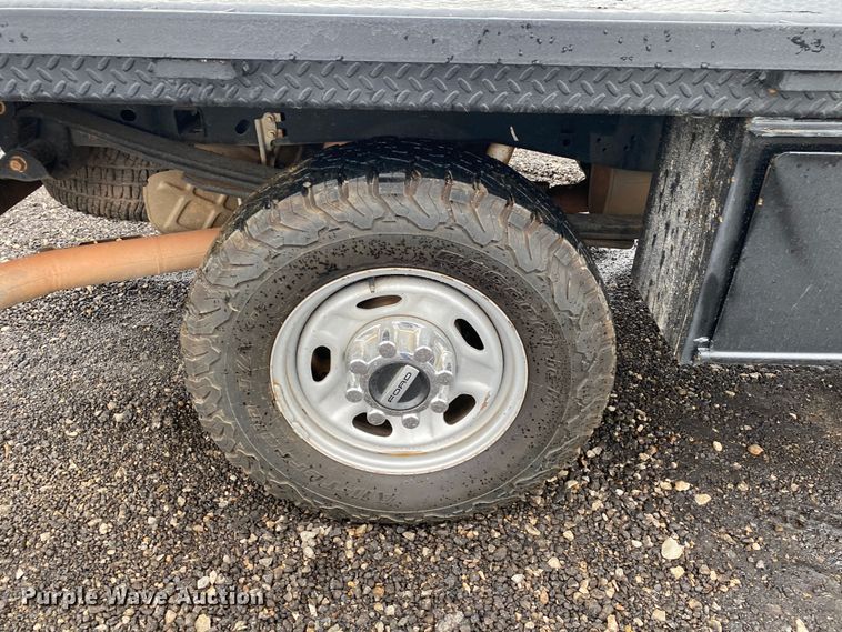 image for item KB9584 2017 Ford F250 Super Duty XL  Crew Cab flatbed pickup truck