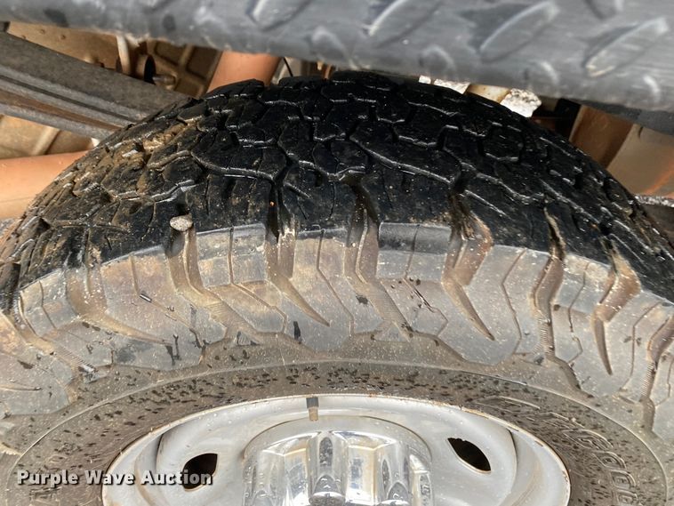 image for item KB9584 2017 Ford F250 Super Duty XL  Crew Cab flatbed pickup truck