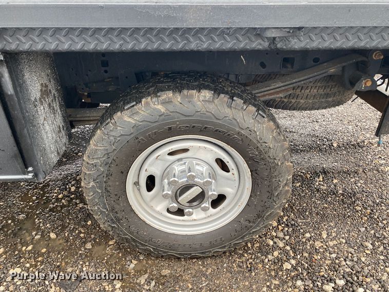 image for item KB9584 2017 Ford F250 Super Duty XL  Crew Cab flatbed pickup truck