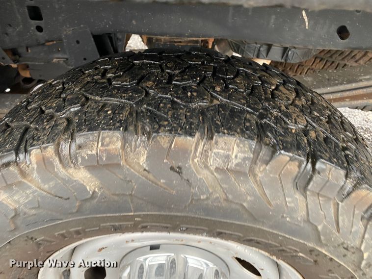 image for item KB9584 2017 Ford F250 Super Duty XL  Crew Cab flatbed pickup truck