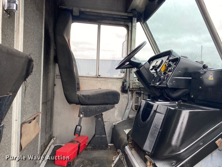 image for item KB9585 2006 Freightliner MT45  delivery truck