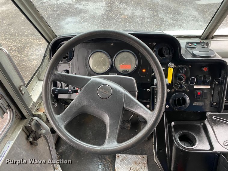 image for item KB9585 2006 Freightliner MT45  delivery truck