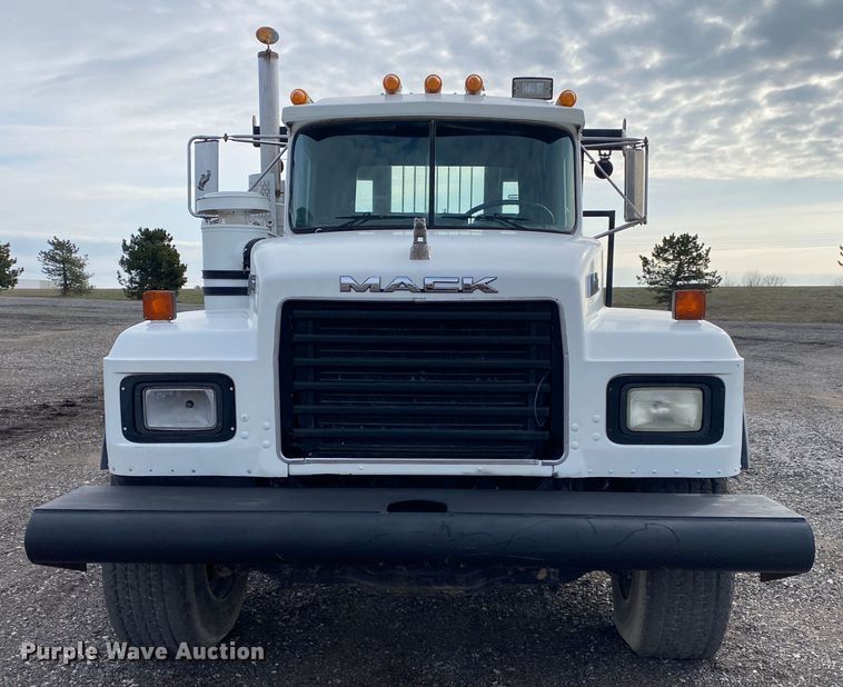 image for item KB9595 1996 Mack RD688S  winch truck