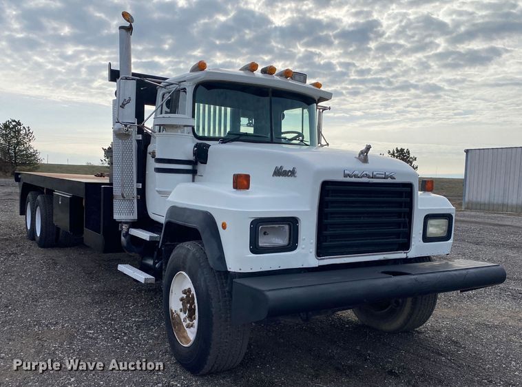 image for item KB9595 1996 Mack RD688S  winch truck