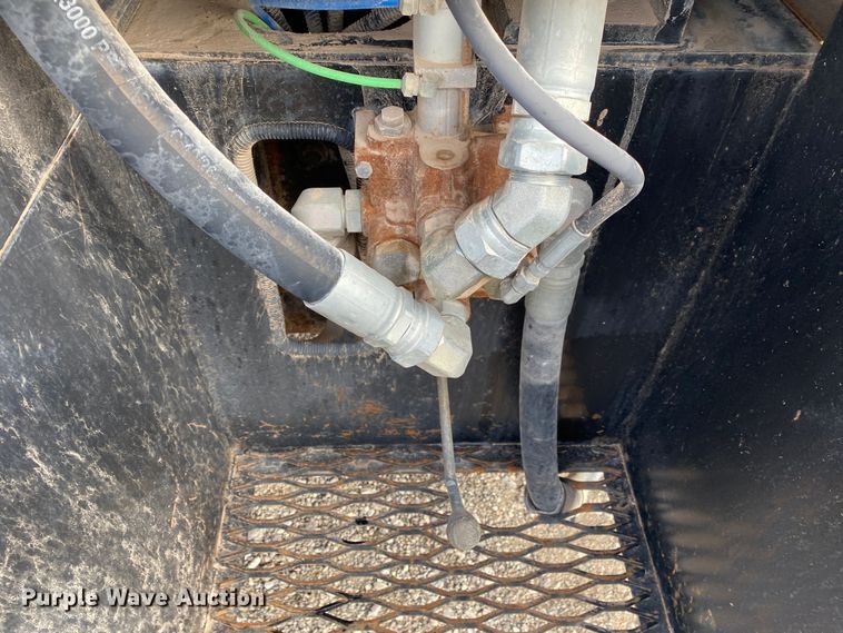 image for item KB9595 1996 Mack RD688S  winch truck