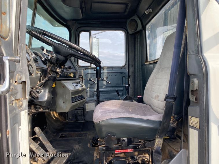 image for item KB9595 1996 Mack RD688S  winch truck