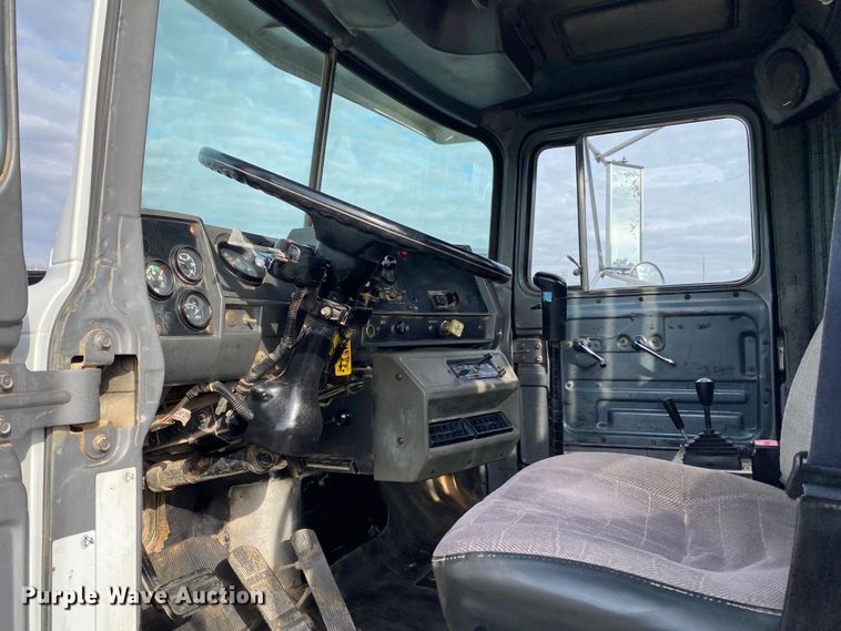 image for item KB9595 1996 Mack RD688S  winch truck