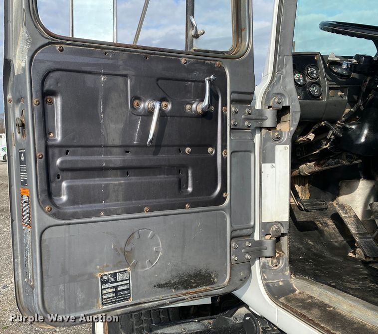 image for item KB9595 1996 Mack RD688S  winch truck