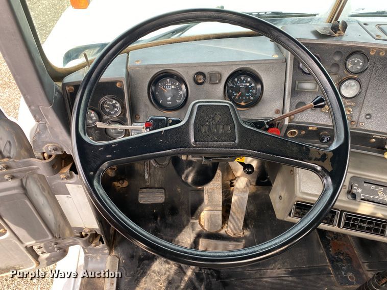 image for item KB9595 1996 Mack RD688S  winch truck