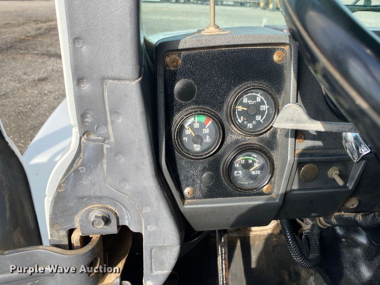 image for item KB9595 1996 Mack RD688S  winch truck