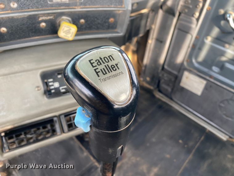 image for item KB9595 1996 Mack RD688S  winch truck