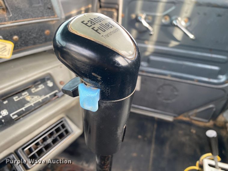 image for item KB9595 1996 Mack RD688S  winch truck