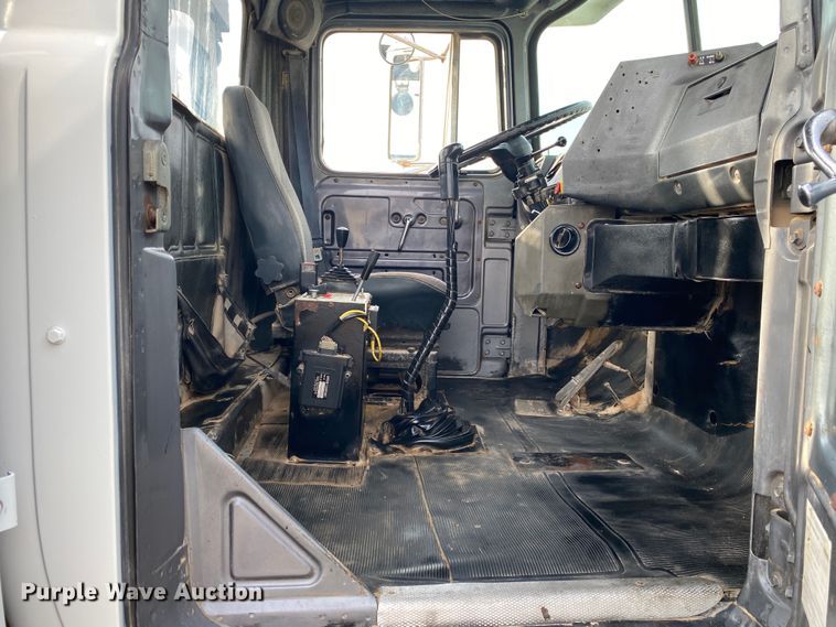 image for item KB9595 1996 Mack RD688S  winch truck