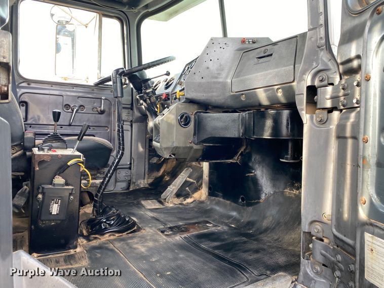 image for item KB9595 1996 Mack RD688S  winch truck