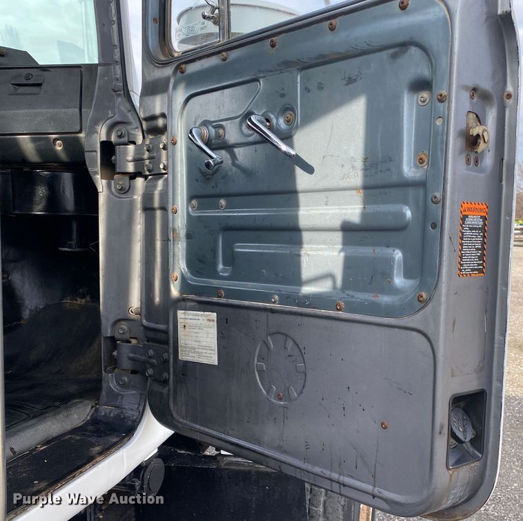 image for item KB9595 1996 Mack RD688S  winch truck