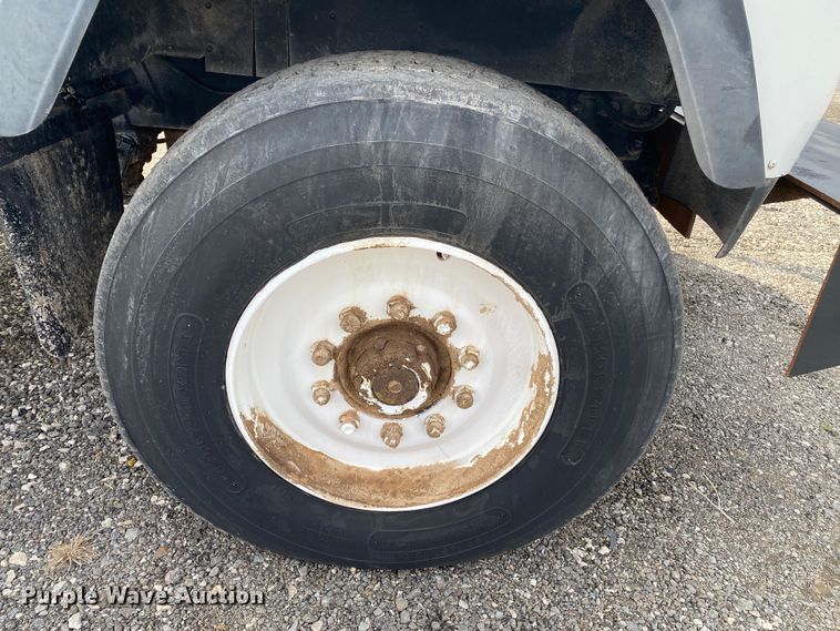 image for item KB9595 1996 Mack RD688S  winch truck