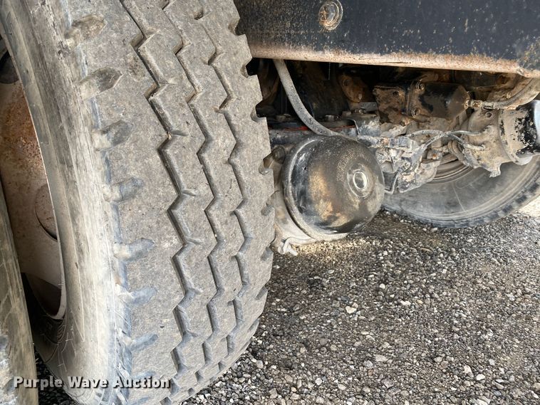 image for item KB9595 1996 Mack RD688S  winch truck