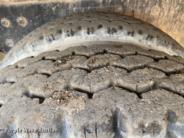 image for item KB9595 1996 Mack RD688S  winch truck