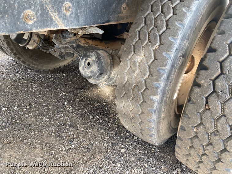 image for item KB9595 1996 Mack RD688S  winch truck