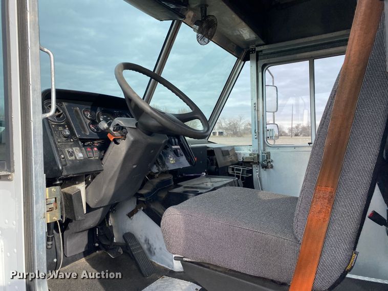 image for item KB9596 2006 Freightliner MT45  delivery truck