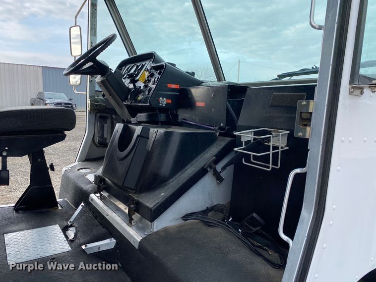 image for item KB9596 2006 Freightliner MT45  delivery truck