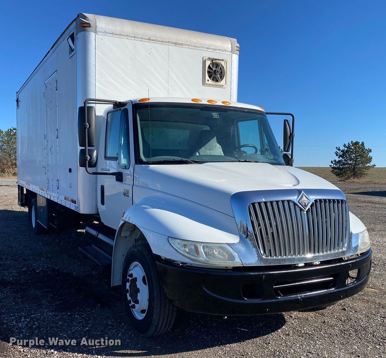image for item KB9599 2003 International 4200 SBA  box truck