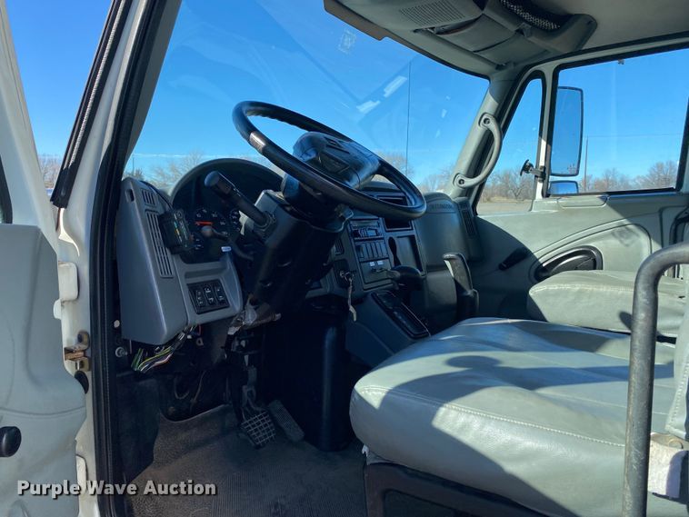 image for item KB9599 2003 International 4200 SBA  box truck