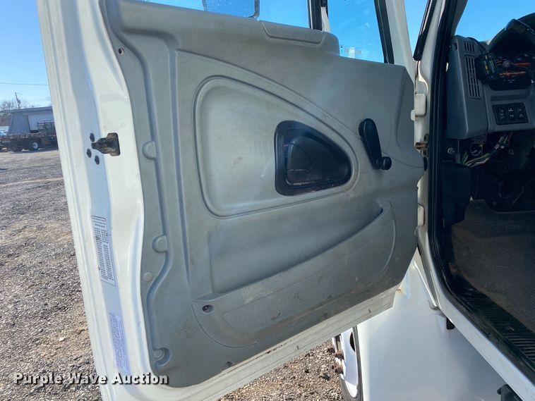 image for item KB9599 2003 International 4200 SBA  box truck