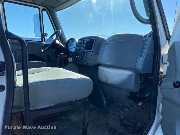 image for item KB9599 2003 International 4200 SBA  box truck