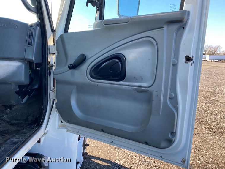 image for item KB9599 2003 International 4200 SBA  box truck