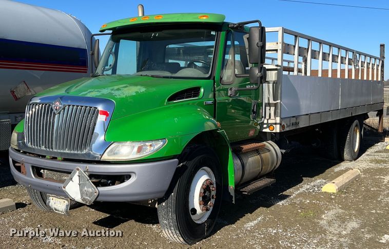 image for item KR9557 2008 International 4300  flatbed truck