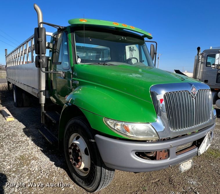 image for item KR9557 2008 International 4300  flatbed truck