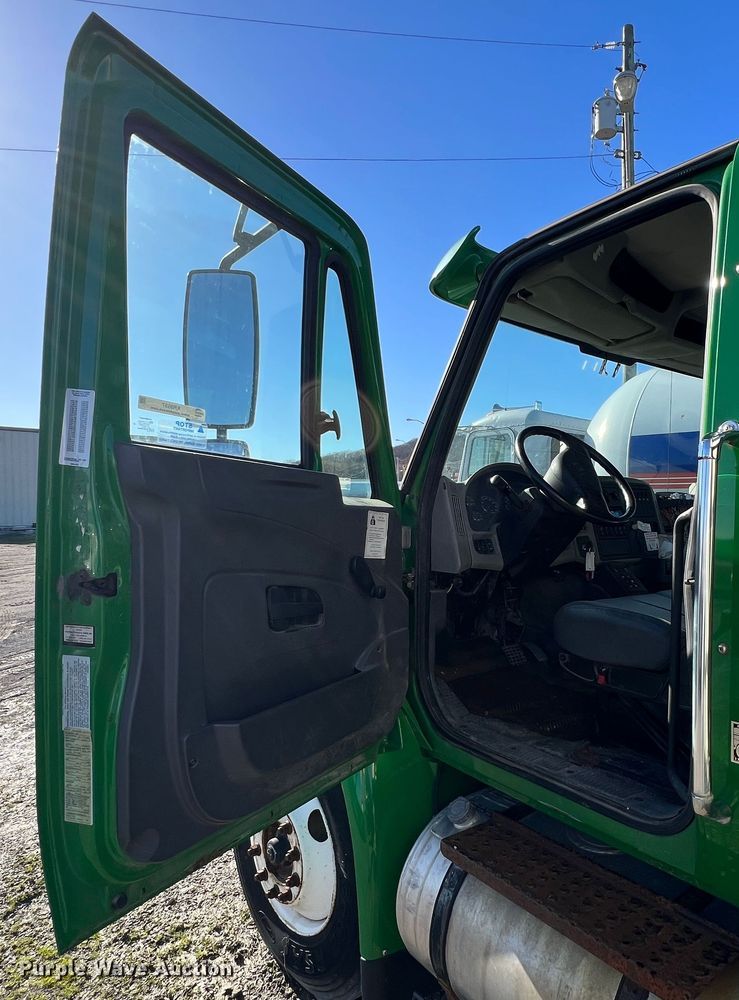 image for item KR9557 2008 International 4300  flatbed truck