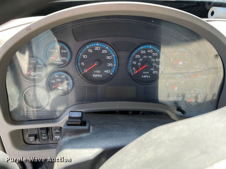 image for item KR9557 2008 International 4300  flatbed truck